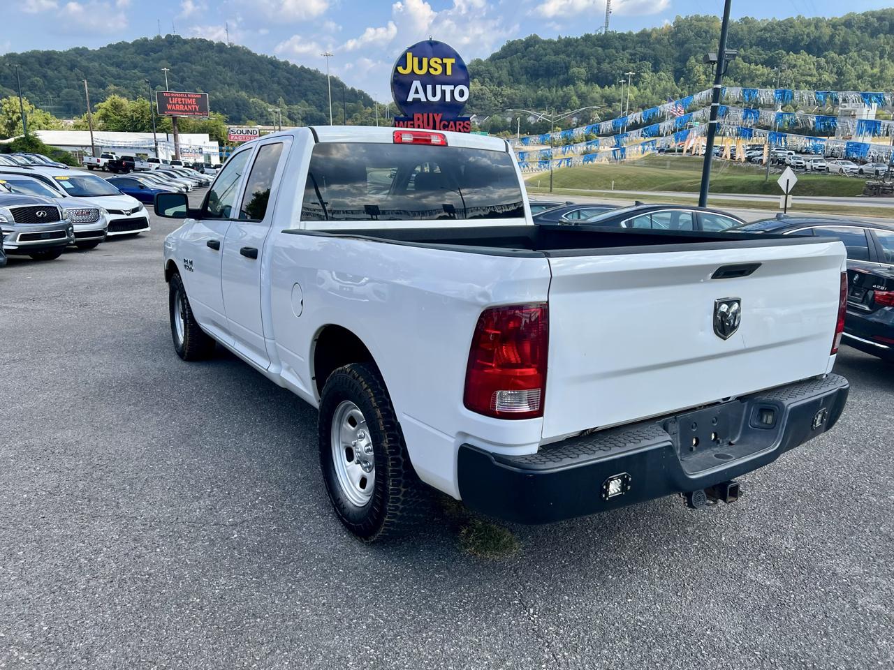 RAM 1500 Tradesman 4x2 Quad Cab 6'4" Box 2018