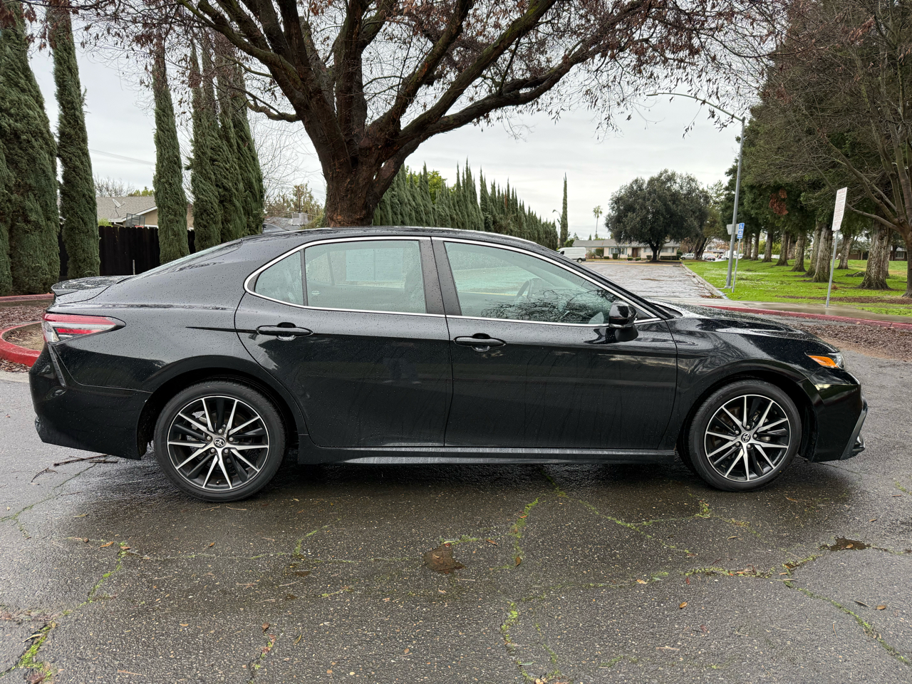 Toyota Camry SE 2023