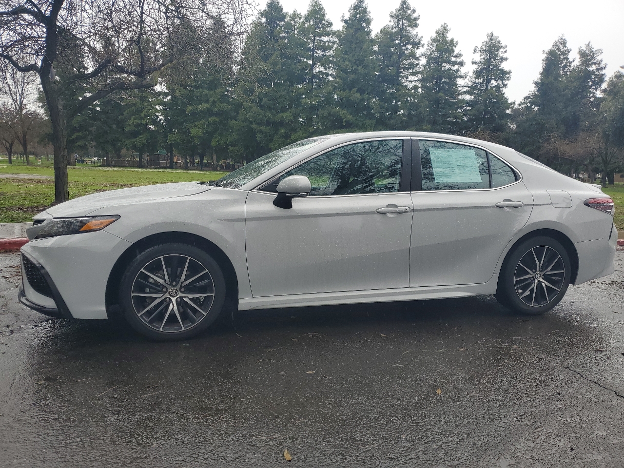 Toyota Camry SE 2023