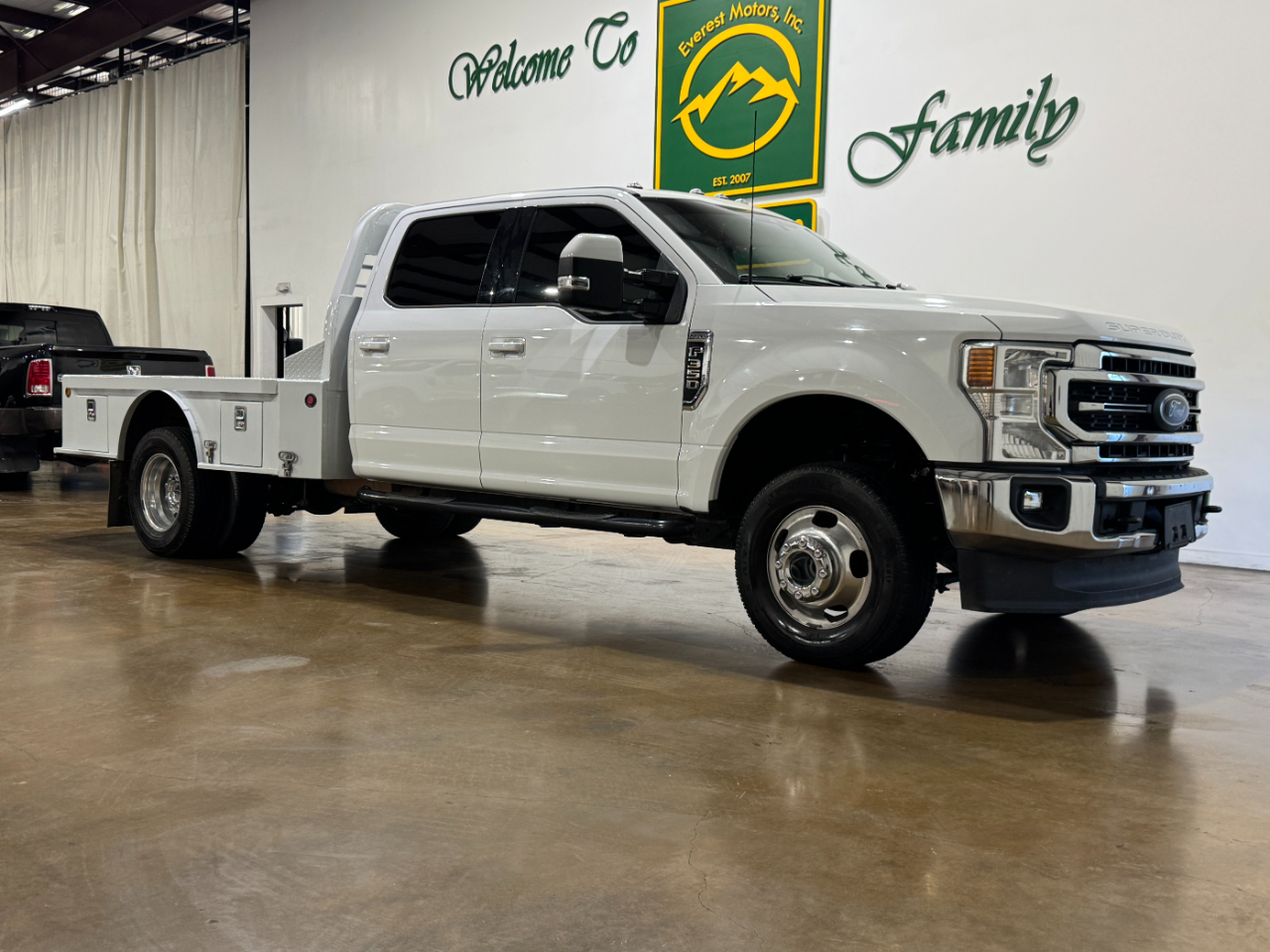 2022 Ford Super Duty F-350 DRW LARIAT 4X4 CREWCAB 9FT SKIRTBED 7.3L V8 GAS 1OWNER