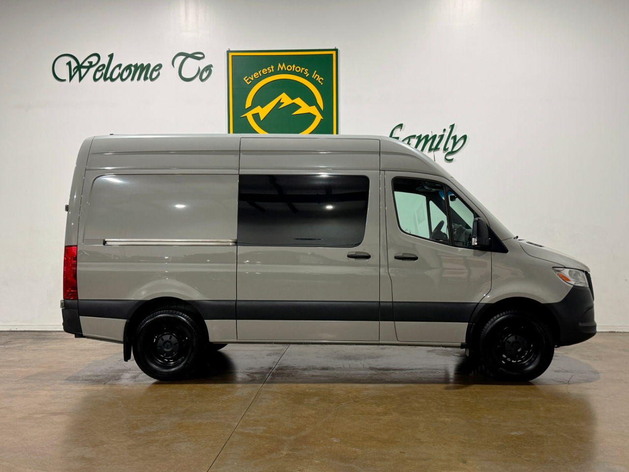 Mercedes-Benz Sprinter Crew Van  2021
