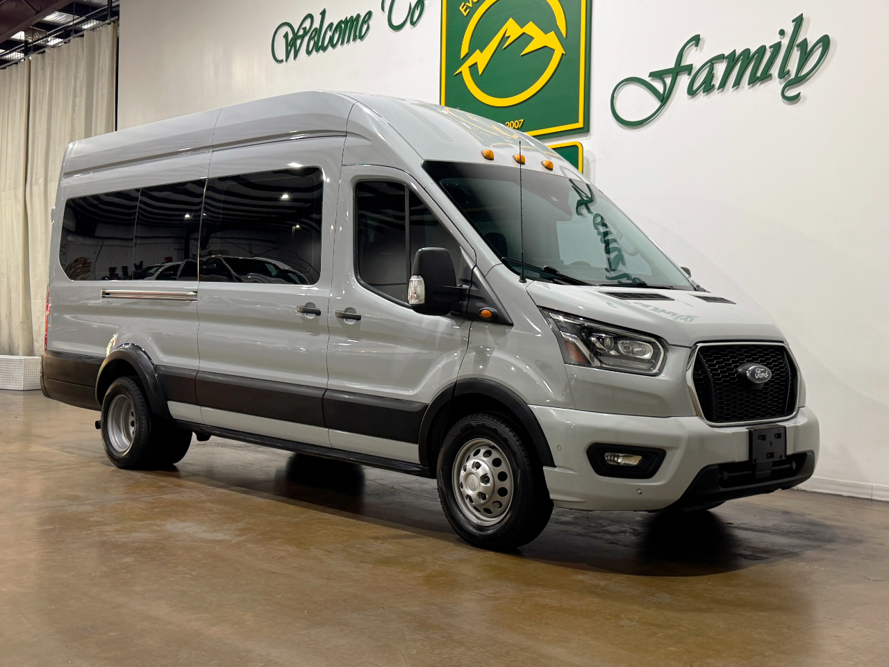 Ford Transit Passenger Wagon  2023