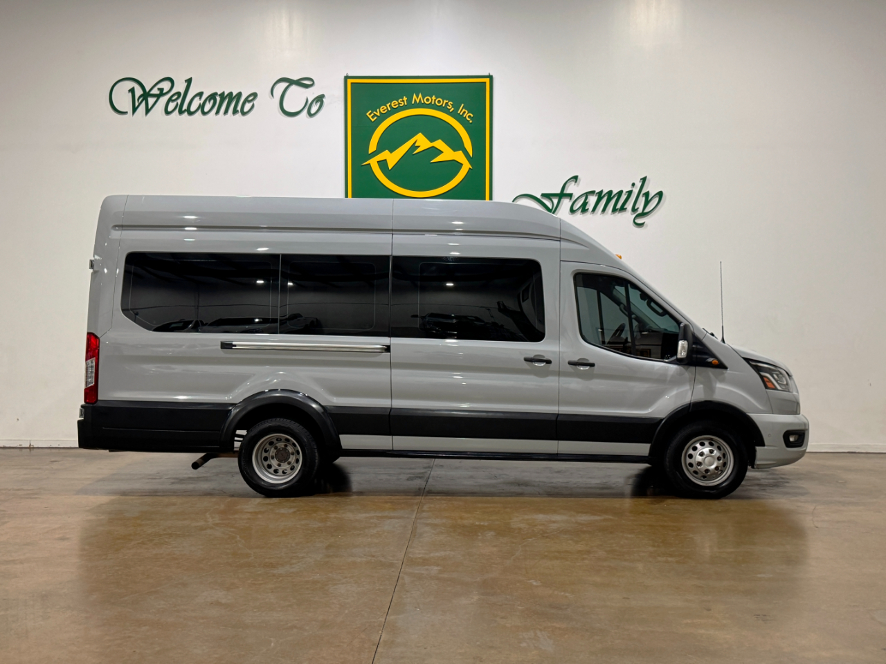 Ford Transit Passenger Wagon  2023