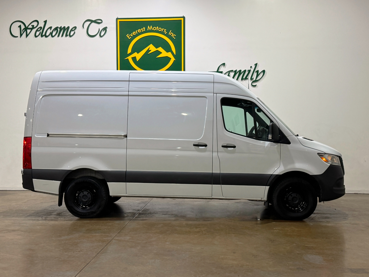 Mercedes-Benz Sprinter Cargo Van  2025