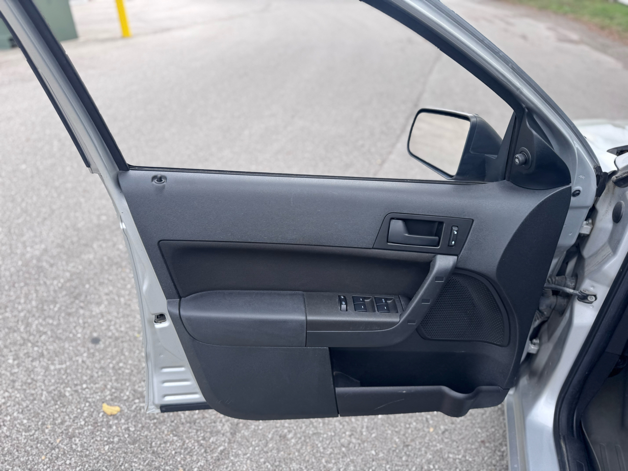 Ford Focus SE Sedan 2010 Ford Focus SE Sedan 2010