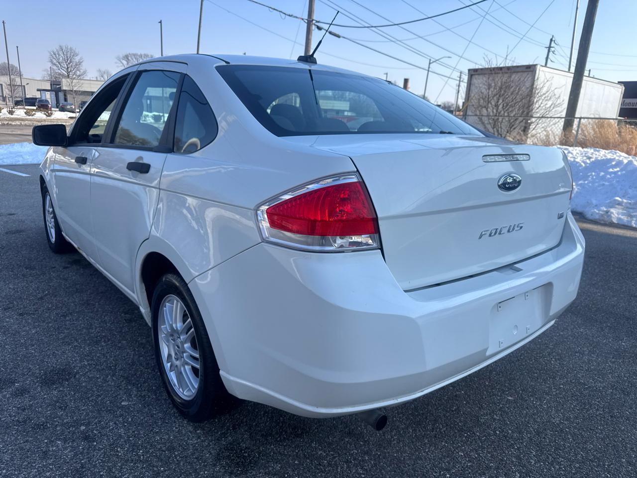 Ford Focus 4dr Sdn SE 2010