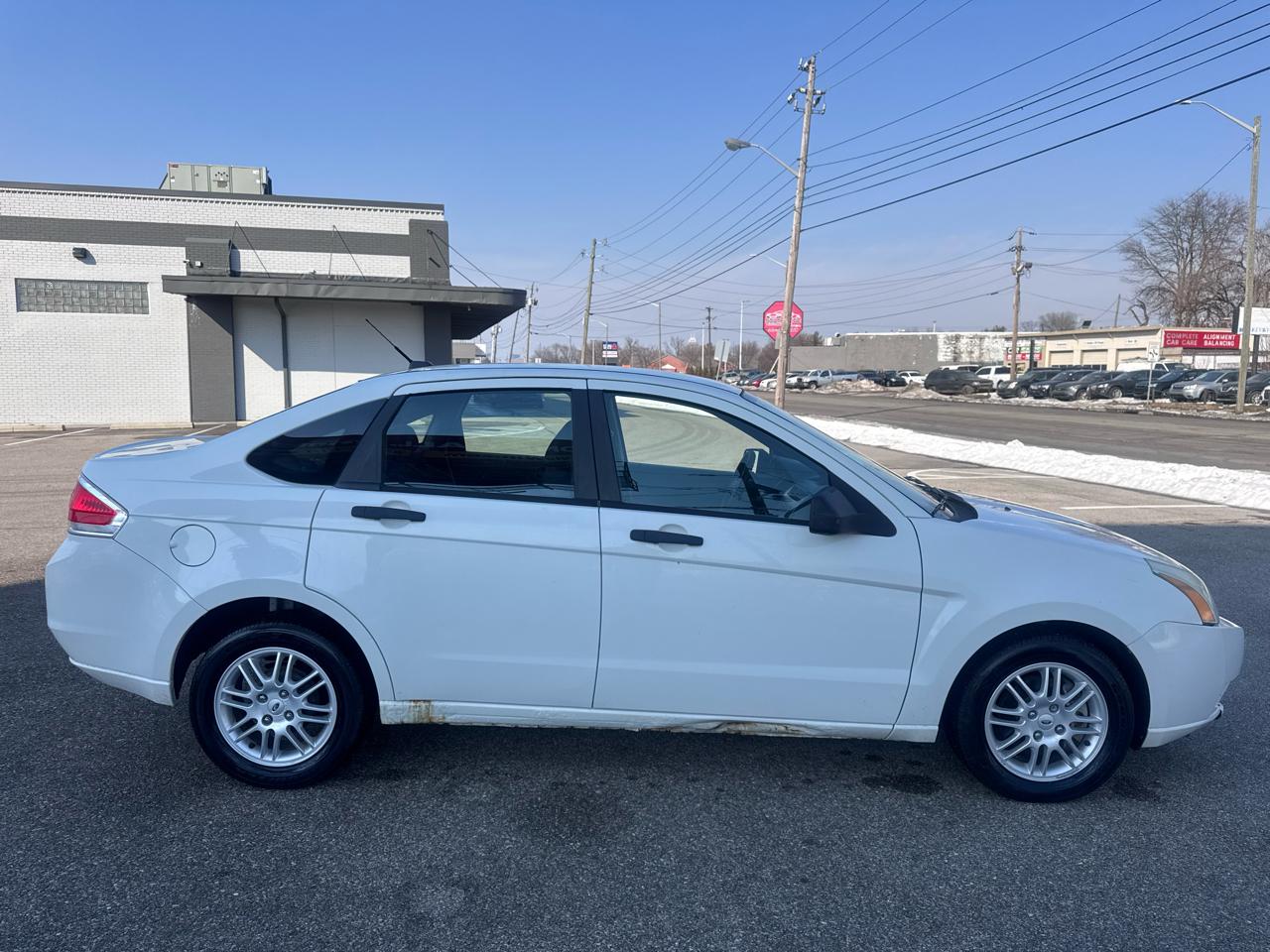 Ford Focus 4dr Sdn SE 2010