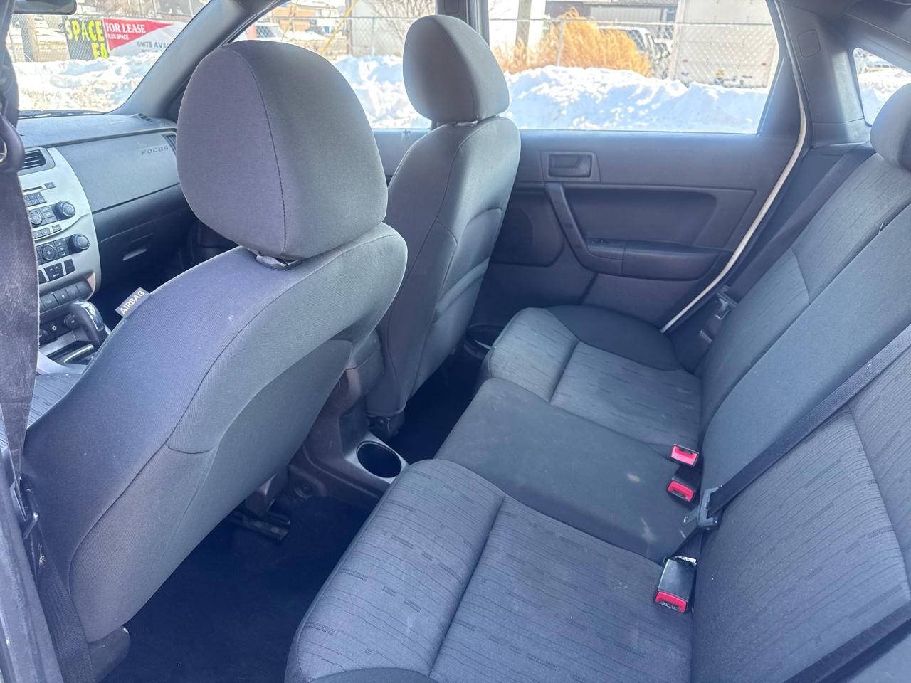 Ford Focus 4dr Sdn SE 2010