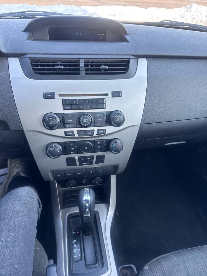 Ford Focus 4dr Sdn SE 2010
