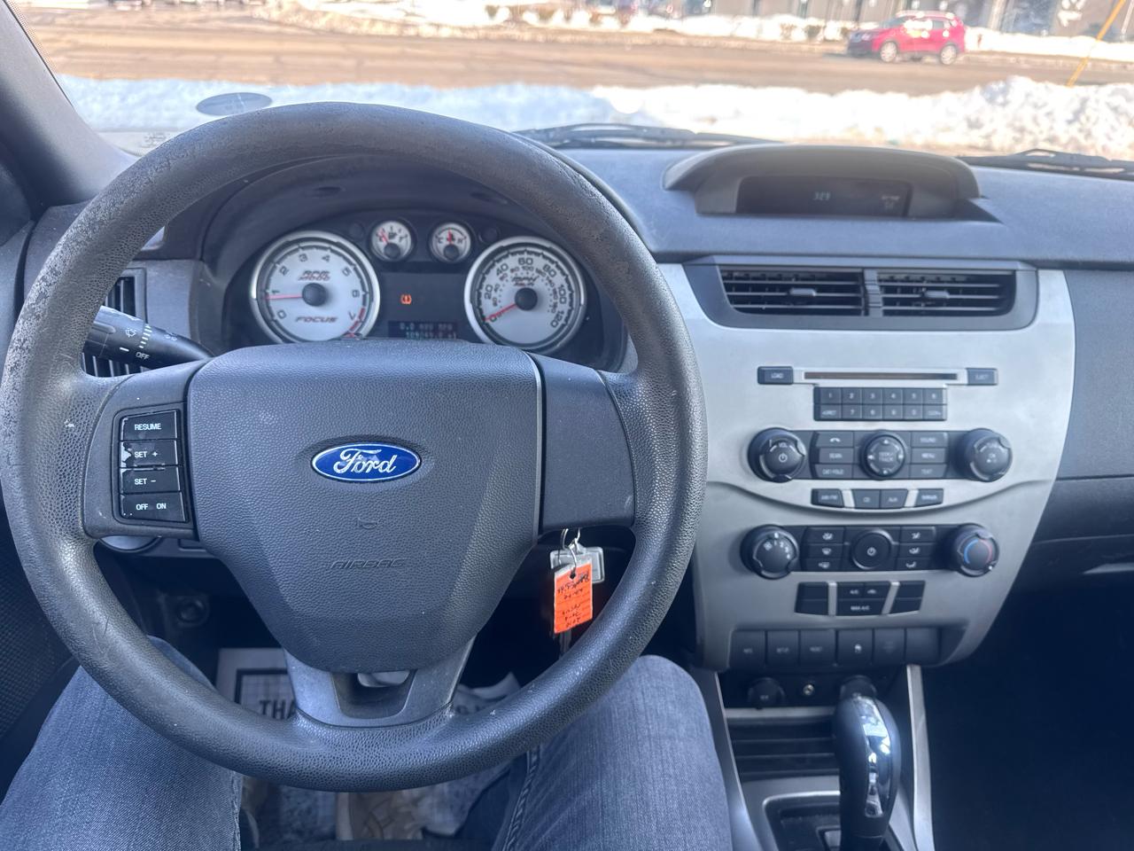 Ford Focus 4dr Sdn SE 2010