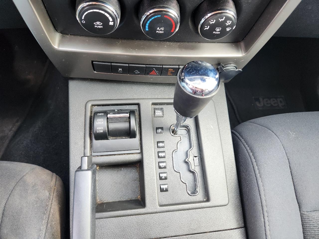 Jeep Liberty 4WD 4dr Sport 2012