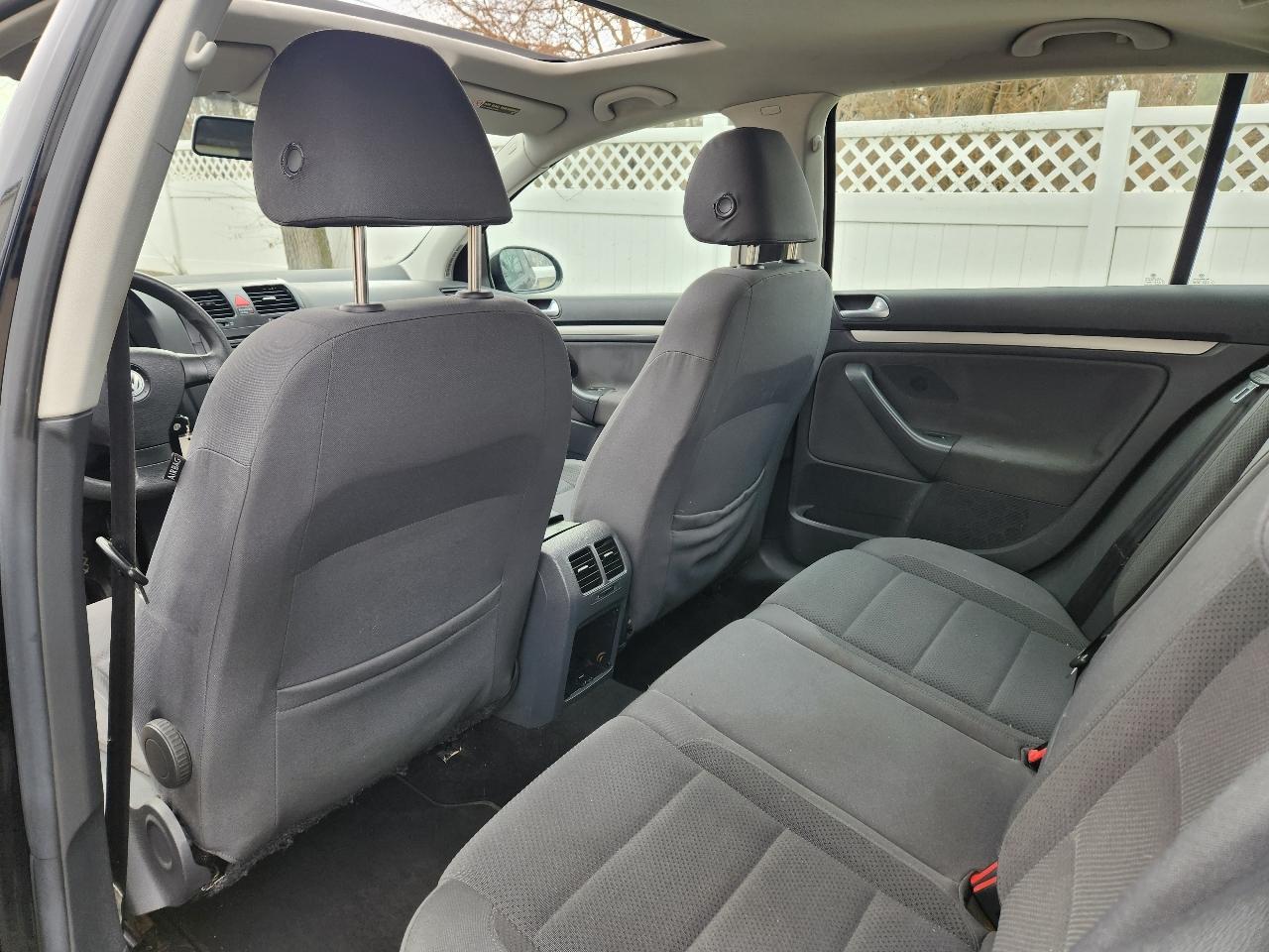 Volkswagen Rabbit 4dr HB Auto S 2008