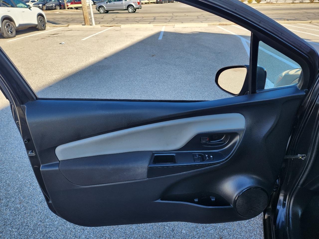 Toyota Yaris 3-Door LE Auto (Natl) 2017