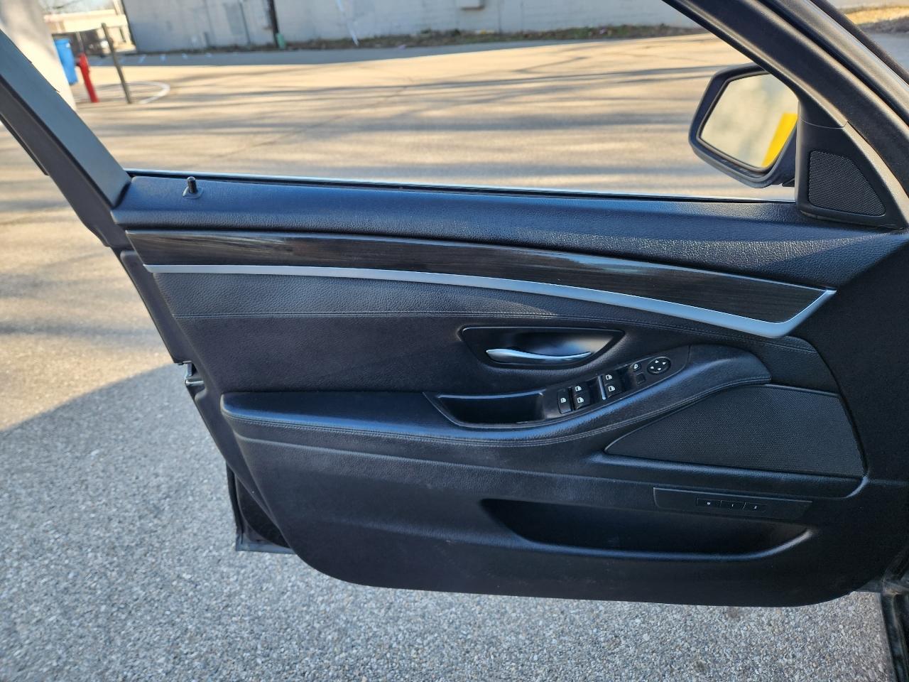 BMW 5 Series 4dr Sdn 528i xDrive AWD 2012