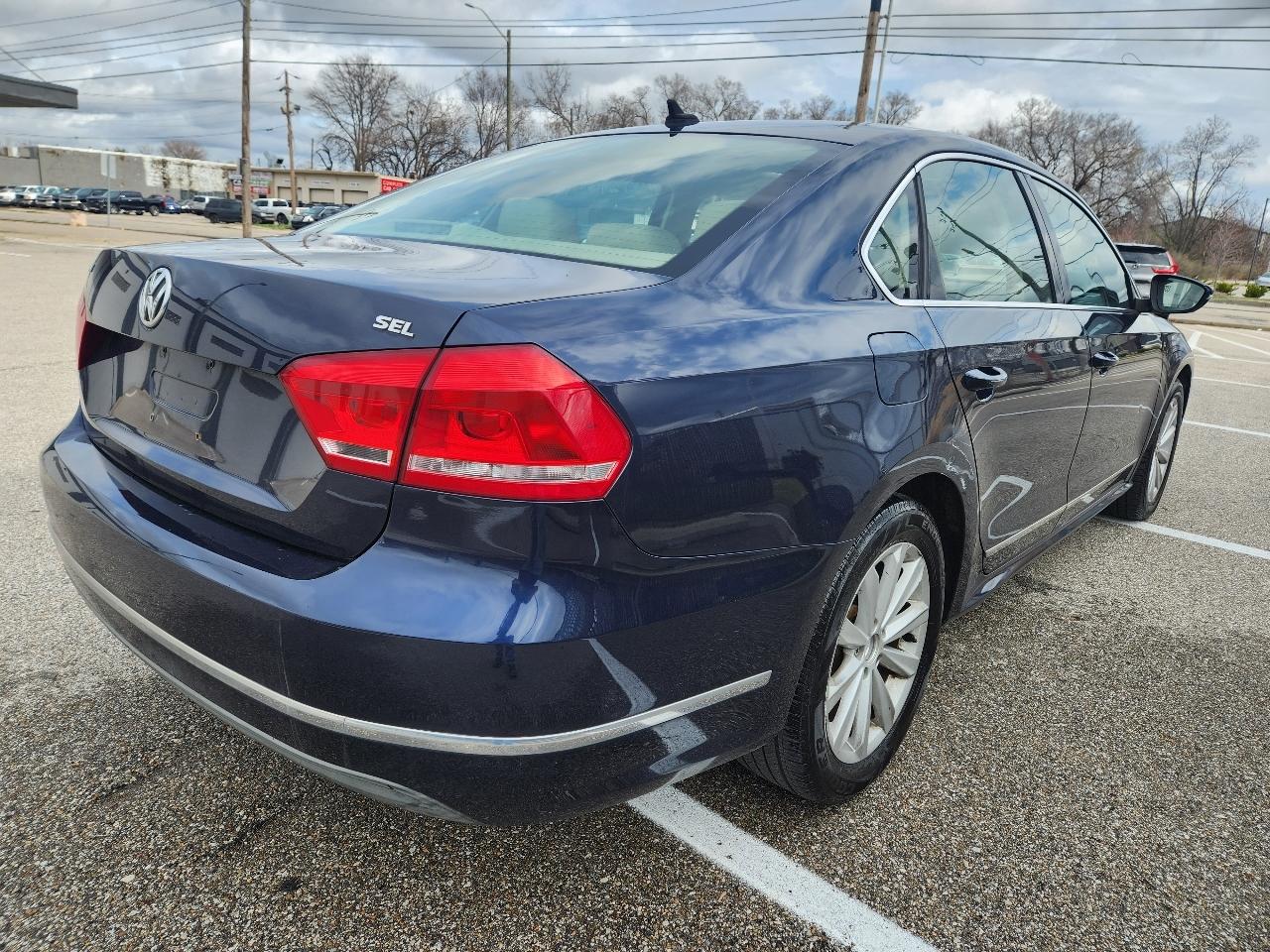 Volkswagen Passat 4dr Sdn 2.5L Auto SEL 2012