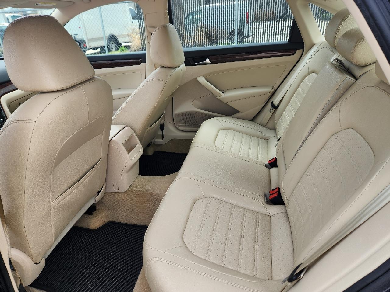 Volkswagen Passat 4dr Sdn 2.5L Auto SEL 2012