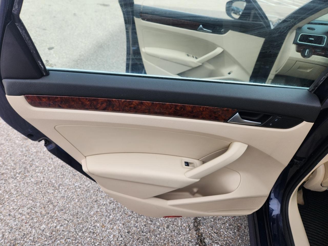 Volkswagen Passat 4dr Sdn 2.5L Auto SEL 2012