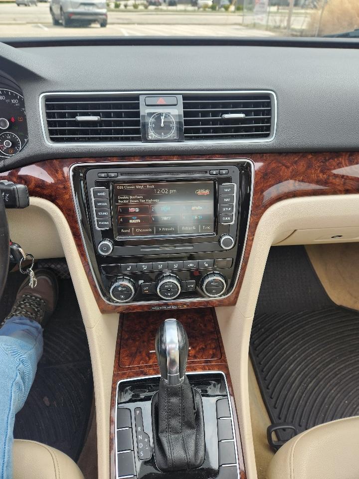 Volkswagen Passat 4dr Sdn 2.5L Auto SEL 2012