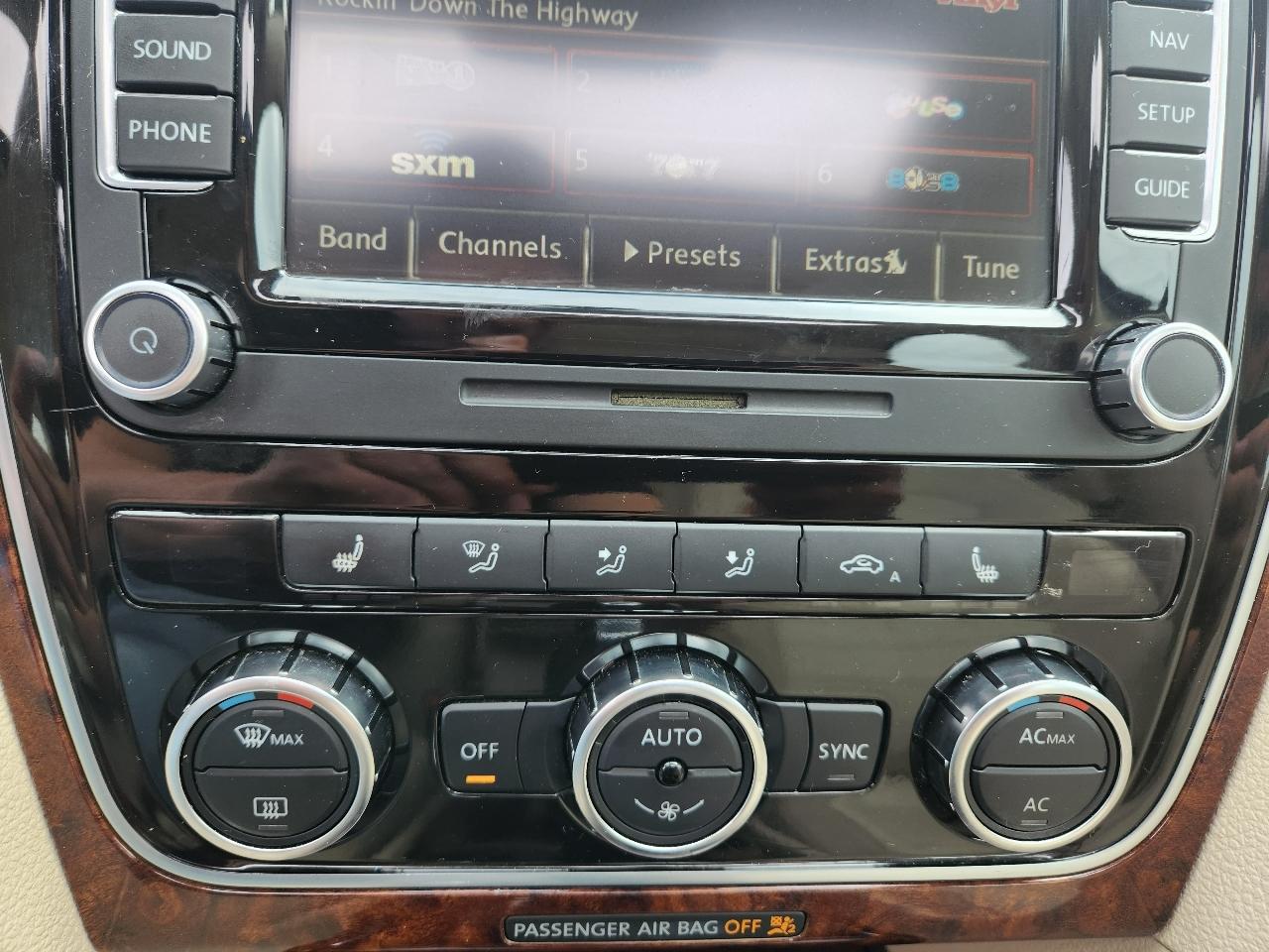 Volkswagen Passat 4dr Sdn 2.5L Auto SEL 2012