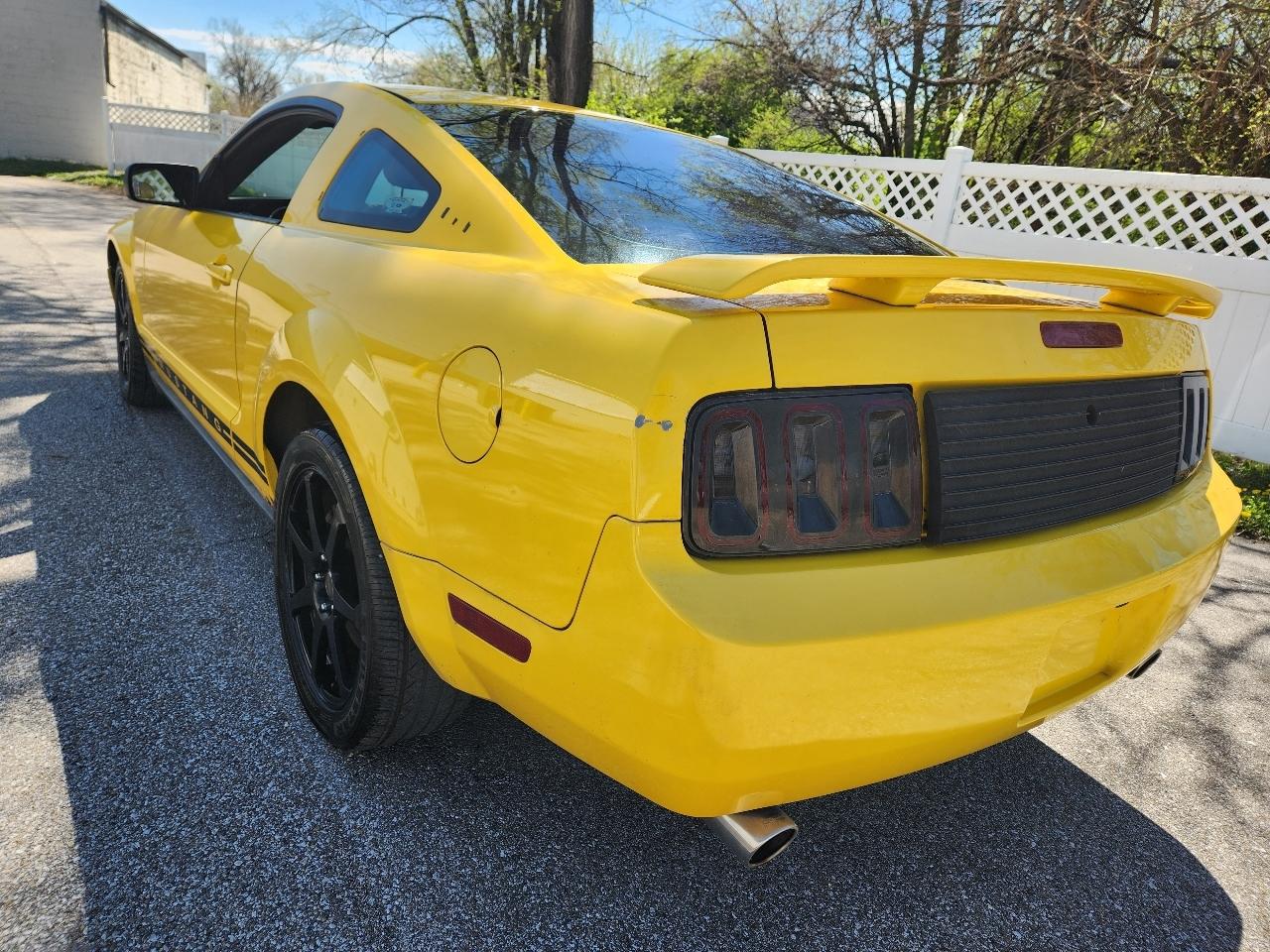 Ford Mustang 2dr Cpe Premium 2005