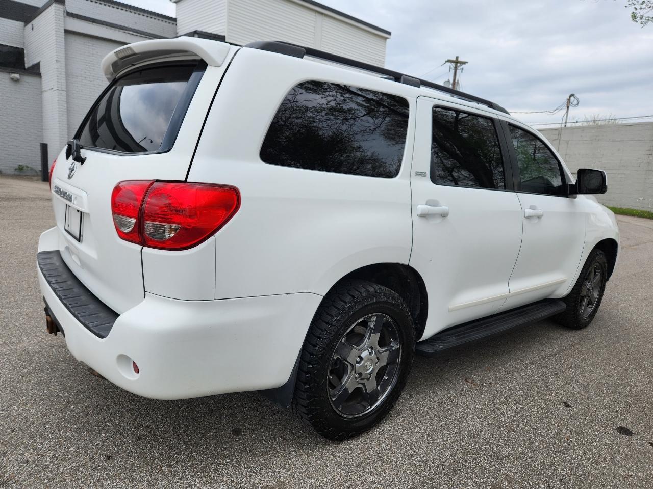 Toyota Sequoia RWD V8 6-Spd AT SR5 (Natl) 2011