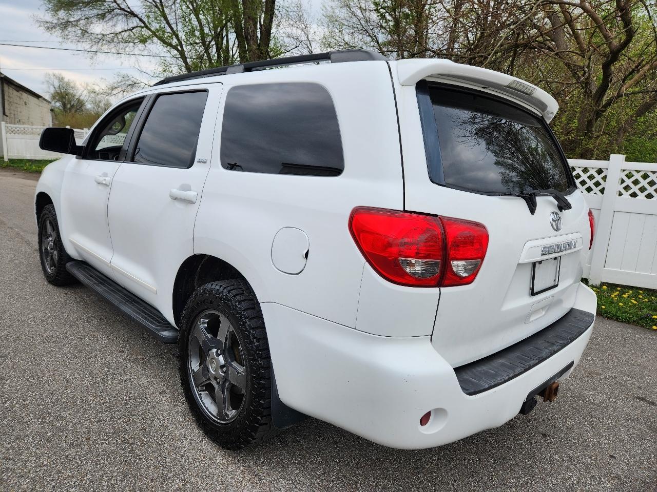 Toyota Sequoia RWD V8 6-Spd AT SR5 (Natl) 2011