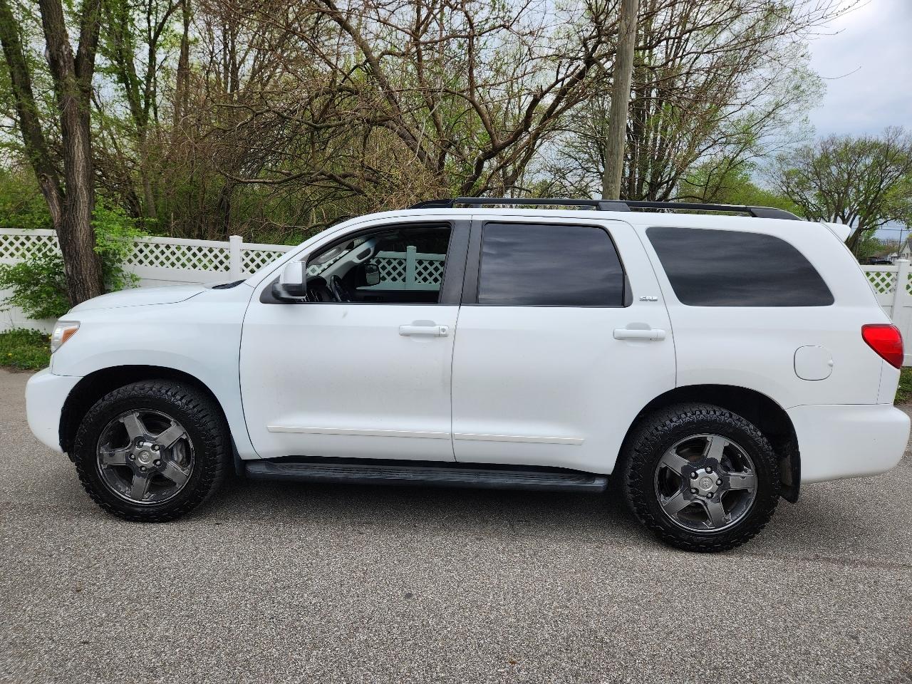 Toyota Sequoia RWD V8 6-Spd AT SR5 (Natl) 2011