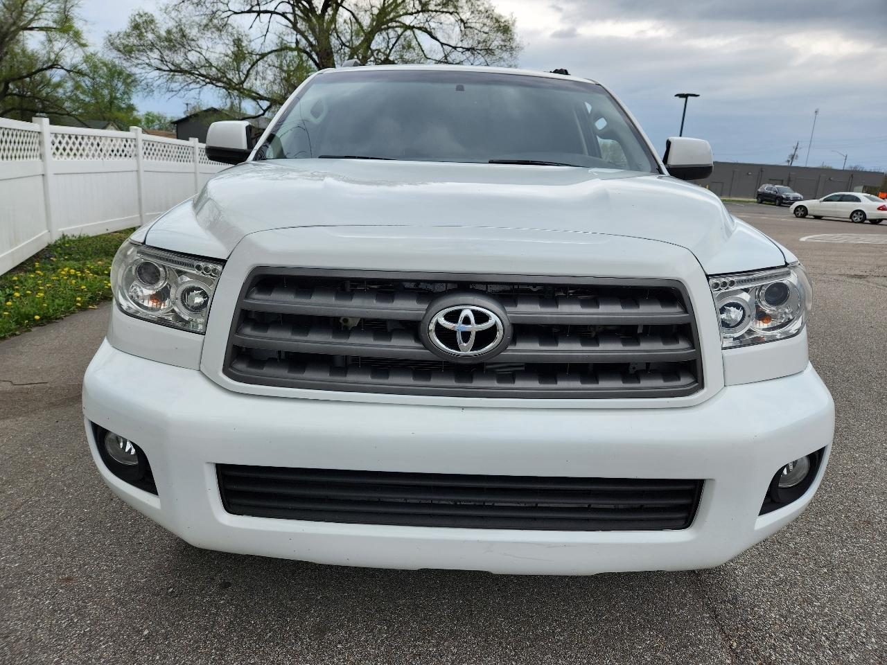 Toyota Sequoia RWD V8 6-Spd AT SR5 (Natl) 2011