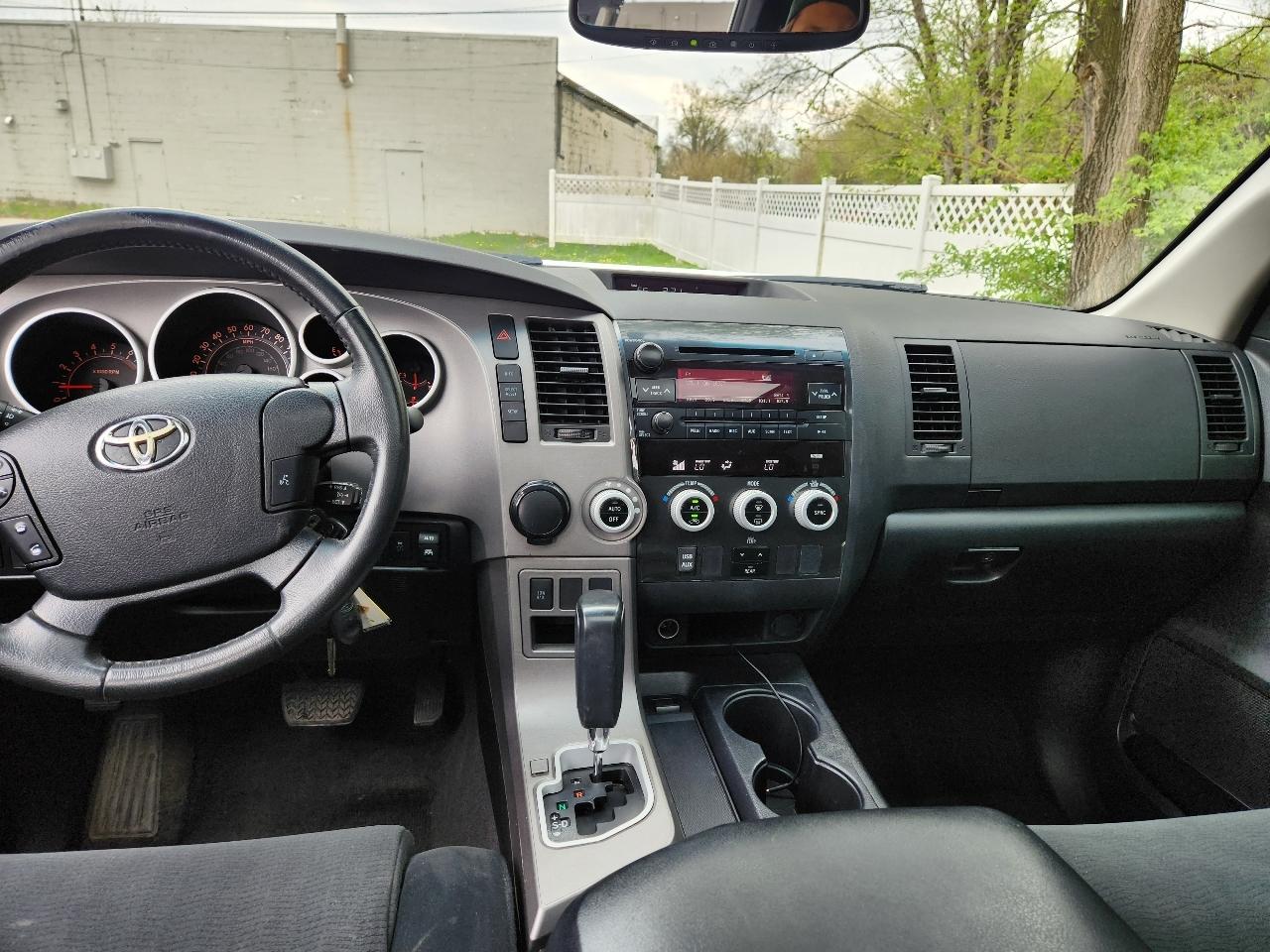 Toyota Sequoia RWD V8 6-Spd AT SR5 (Natl) 2011