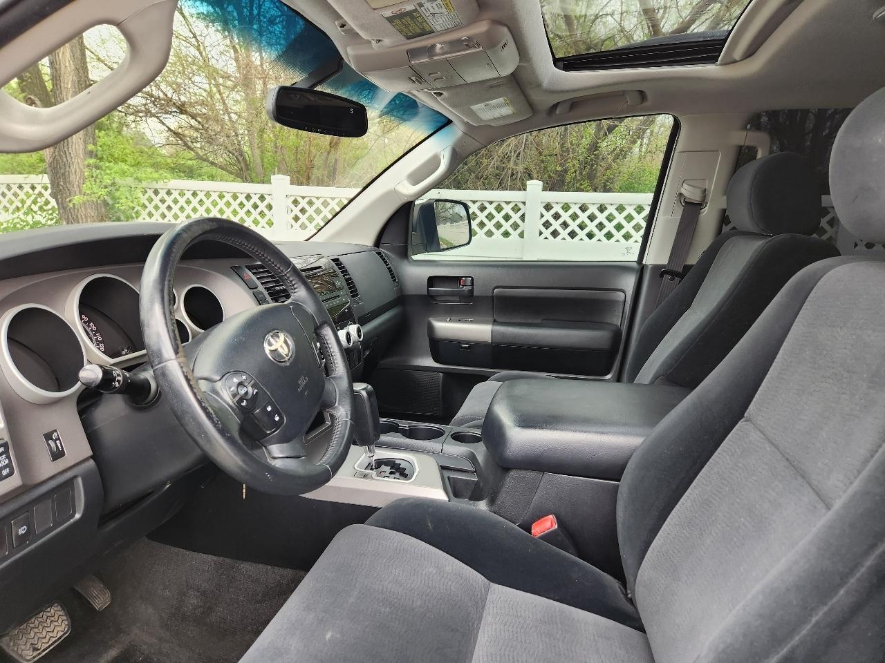 Toyota Sequoia RWD V8 6-Spd AT SR5 (Natl) 2011