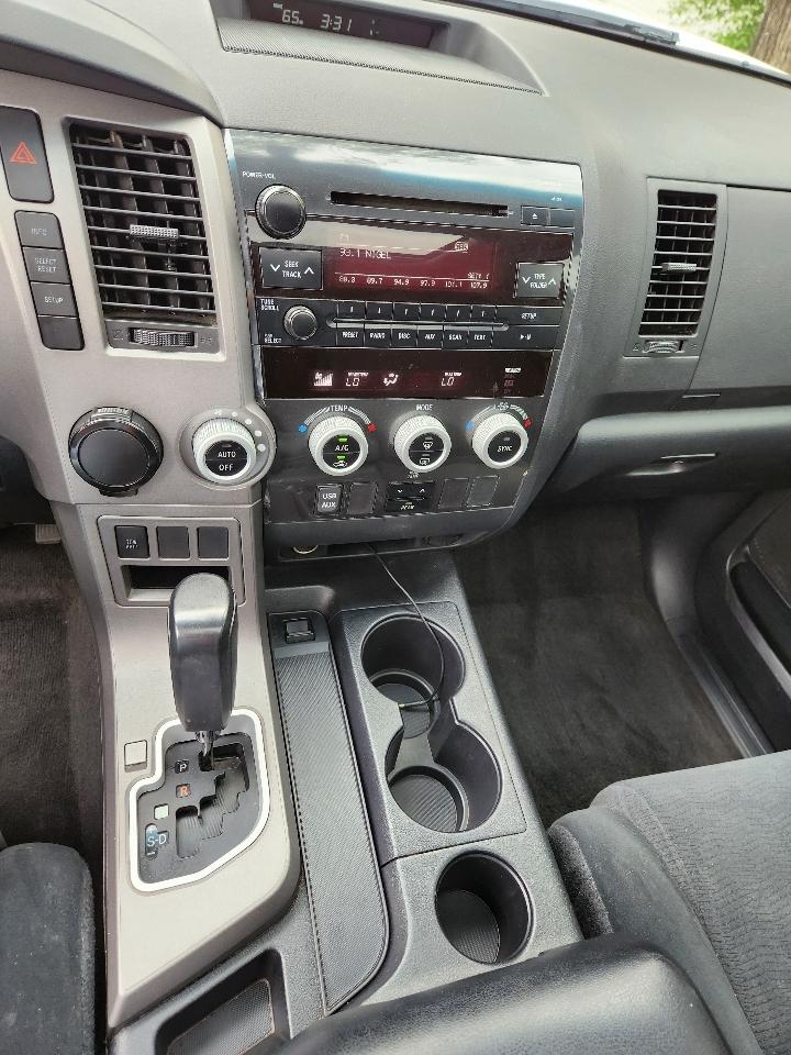 Toyota Sequoia RWD V8 6-Spd AT SR5 (Natl) 2011