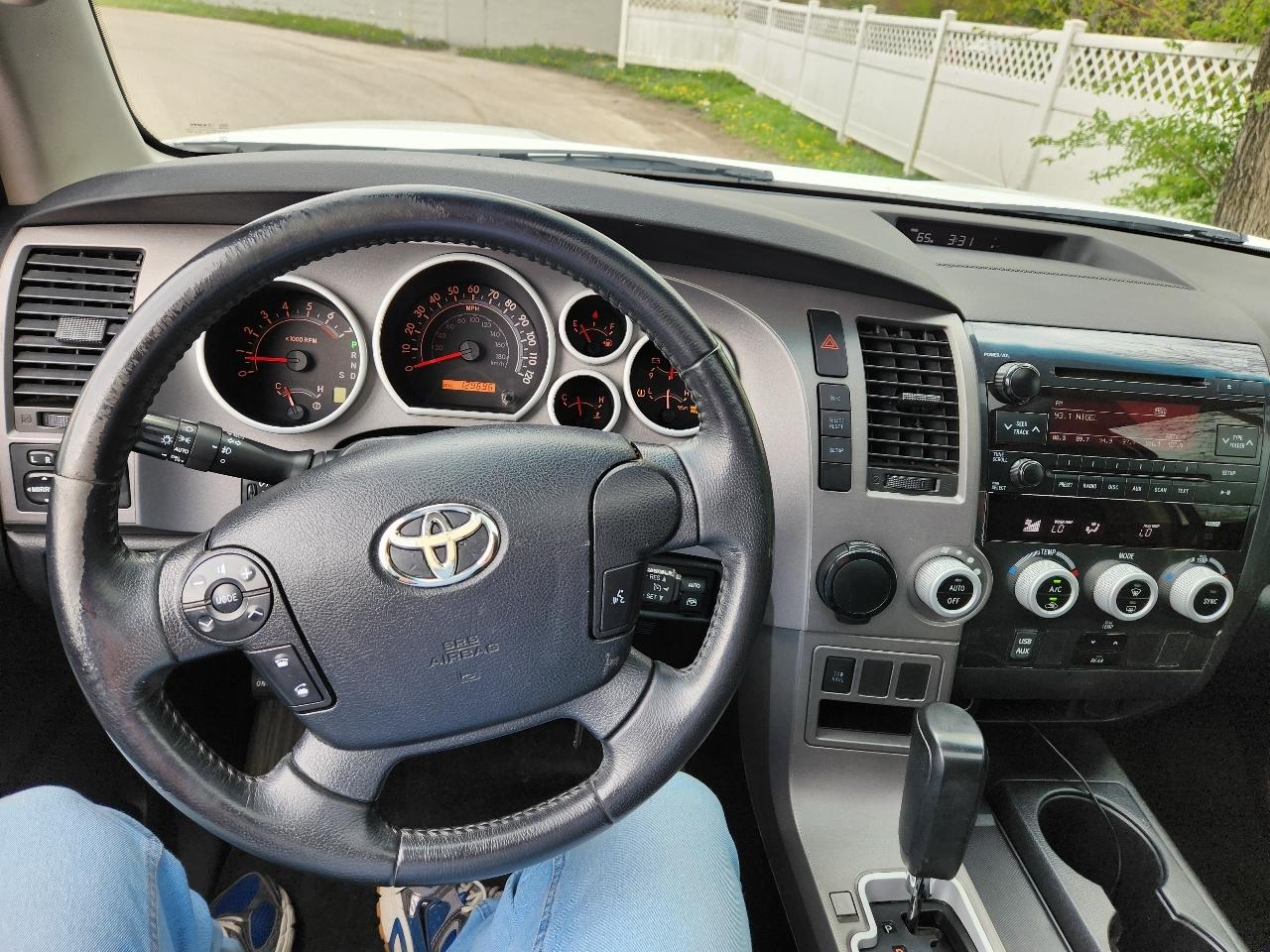 Toyota Sequoia RWD V8 6-Spd AT SR5 (Natl) 2011