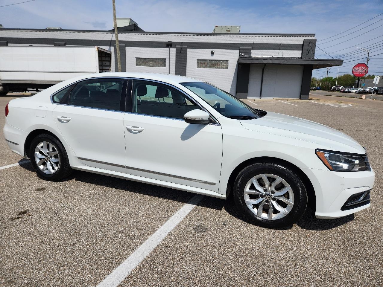 Volkswagen Passat 4dr Sdn 1.8T Auto S 2016