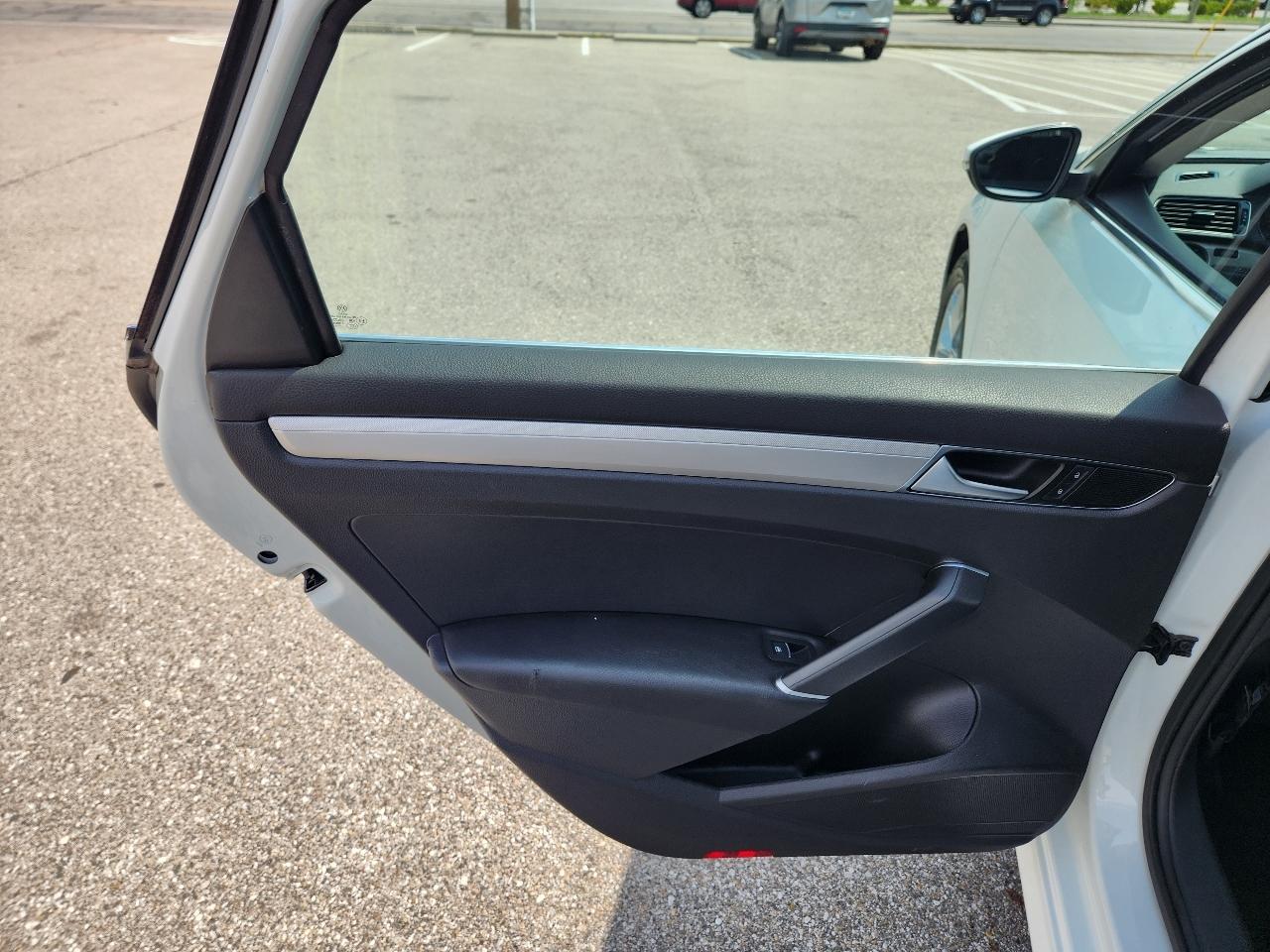 Volkswagen Passat 4dr Sdn 1.8T Auto S 2016