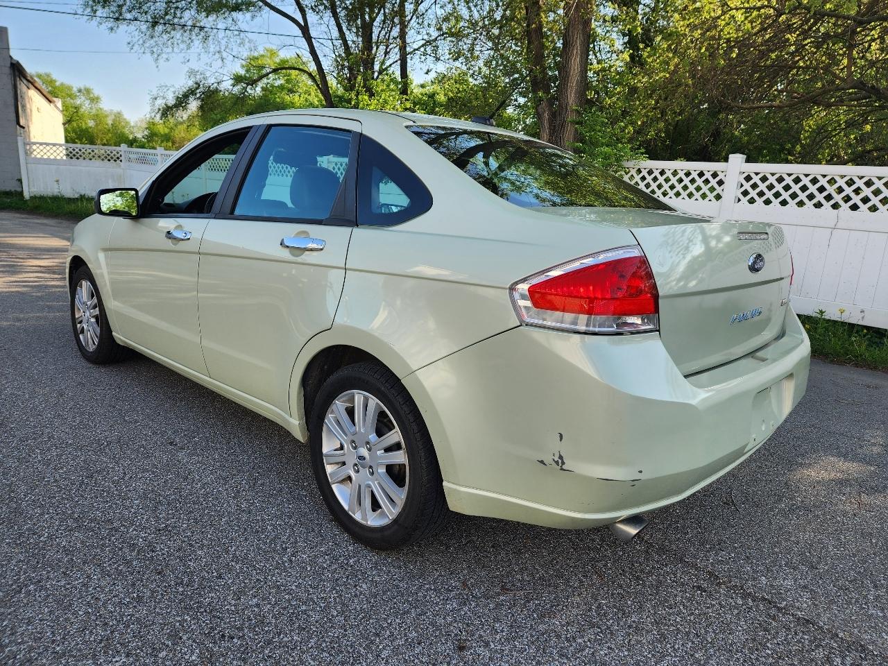 Ford Focus 4dr Sdn SEL 2010