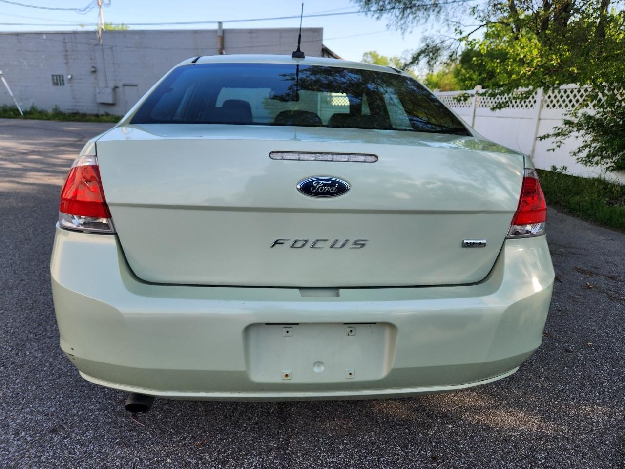 Ford Focus 4dr Sdn SEL 2010