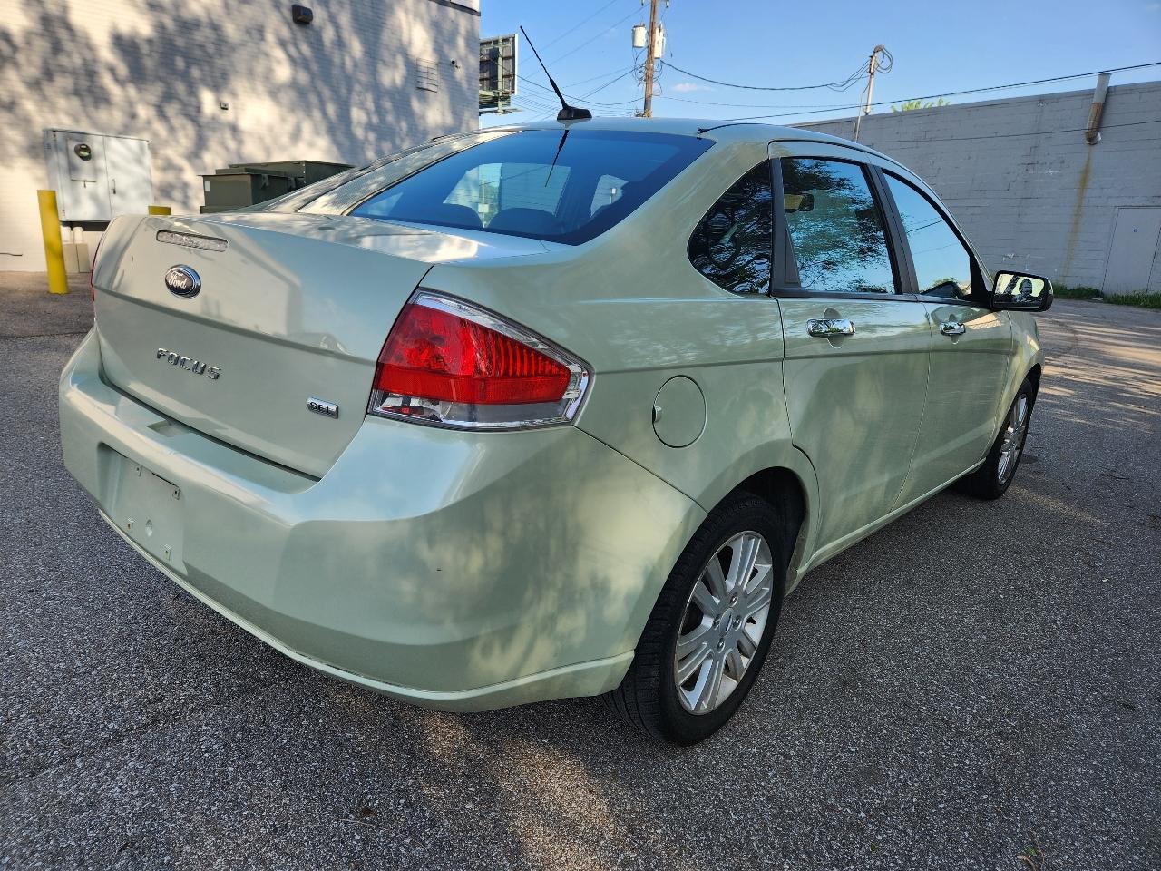 Ford Focus 4dr Sdn SEL 2010