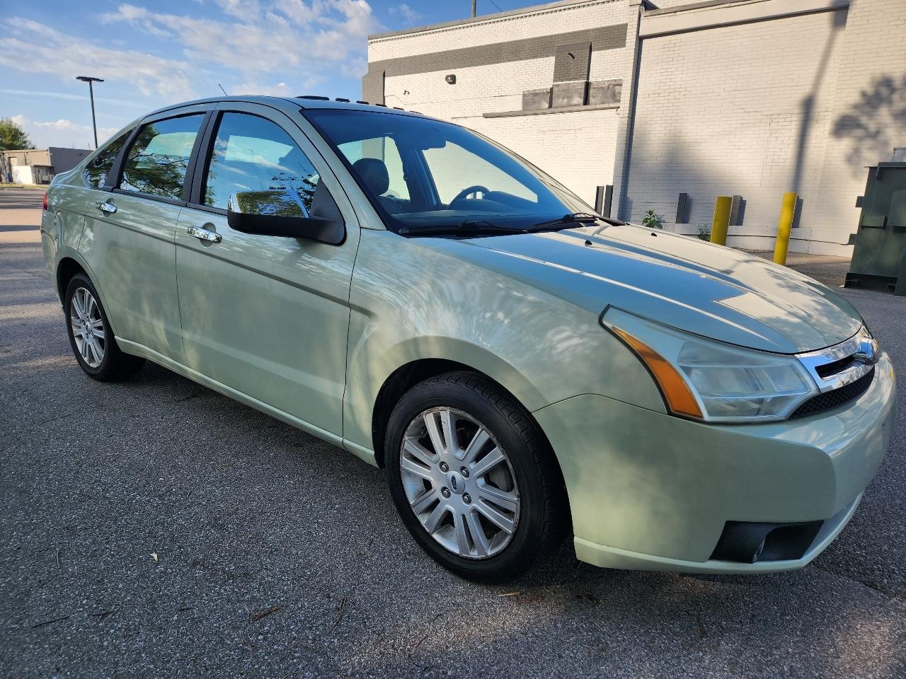 Ford Focus 4dr Sdn SEL 2010