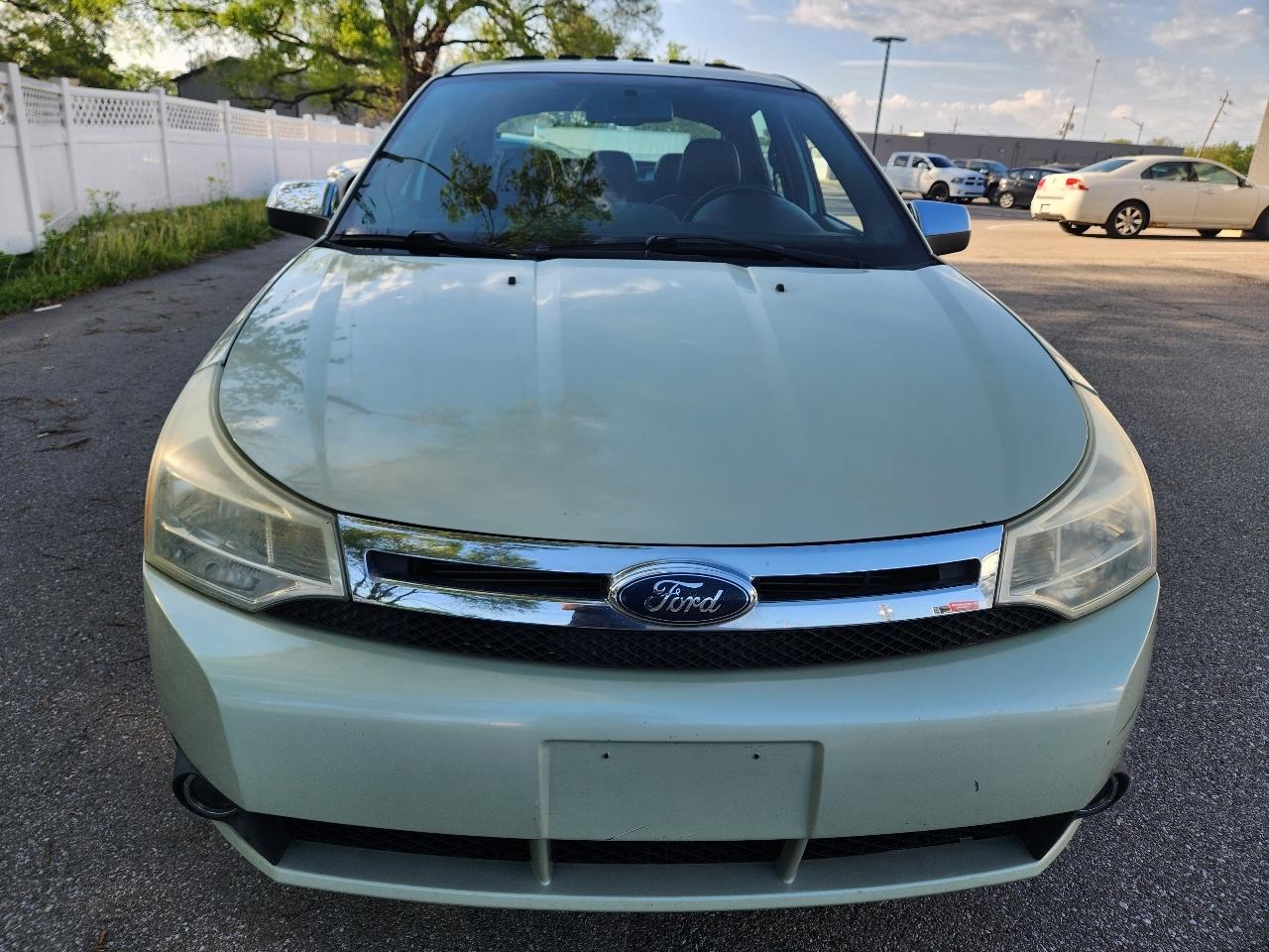 Ford Focus 4dr Sdn SEL 2010
