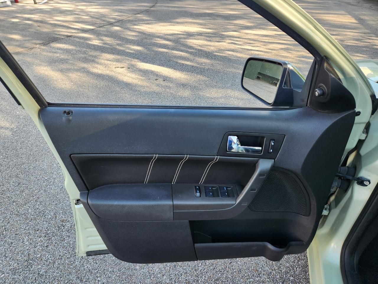 Ford Focus 4dr Sdn SEL 2010