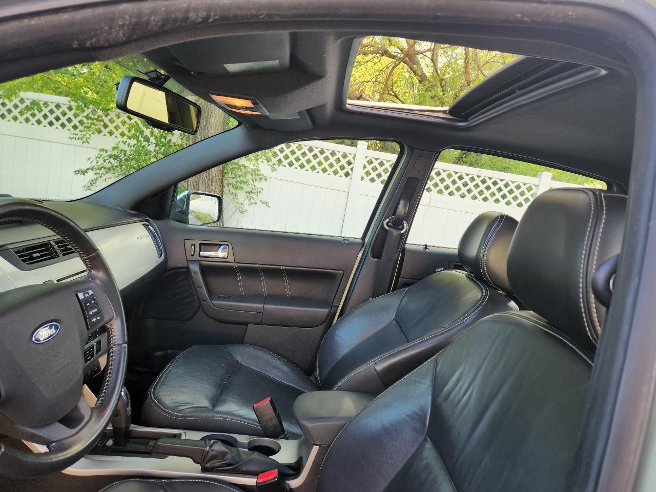 Ford Focus 4dr Sdn SEL 2010