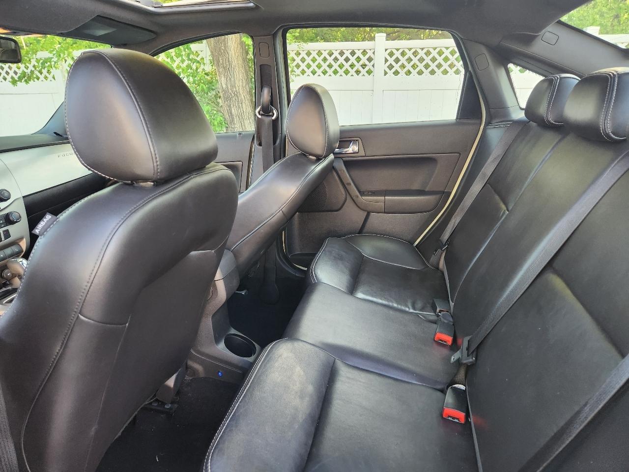 Ford Focus 4dr Sdn SEL 2010