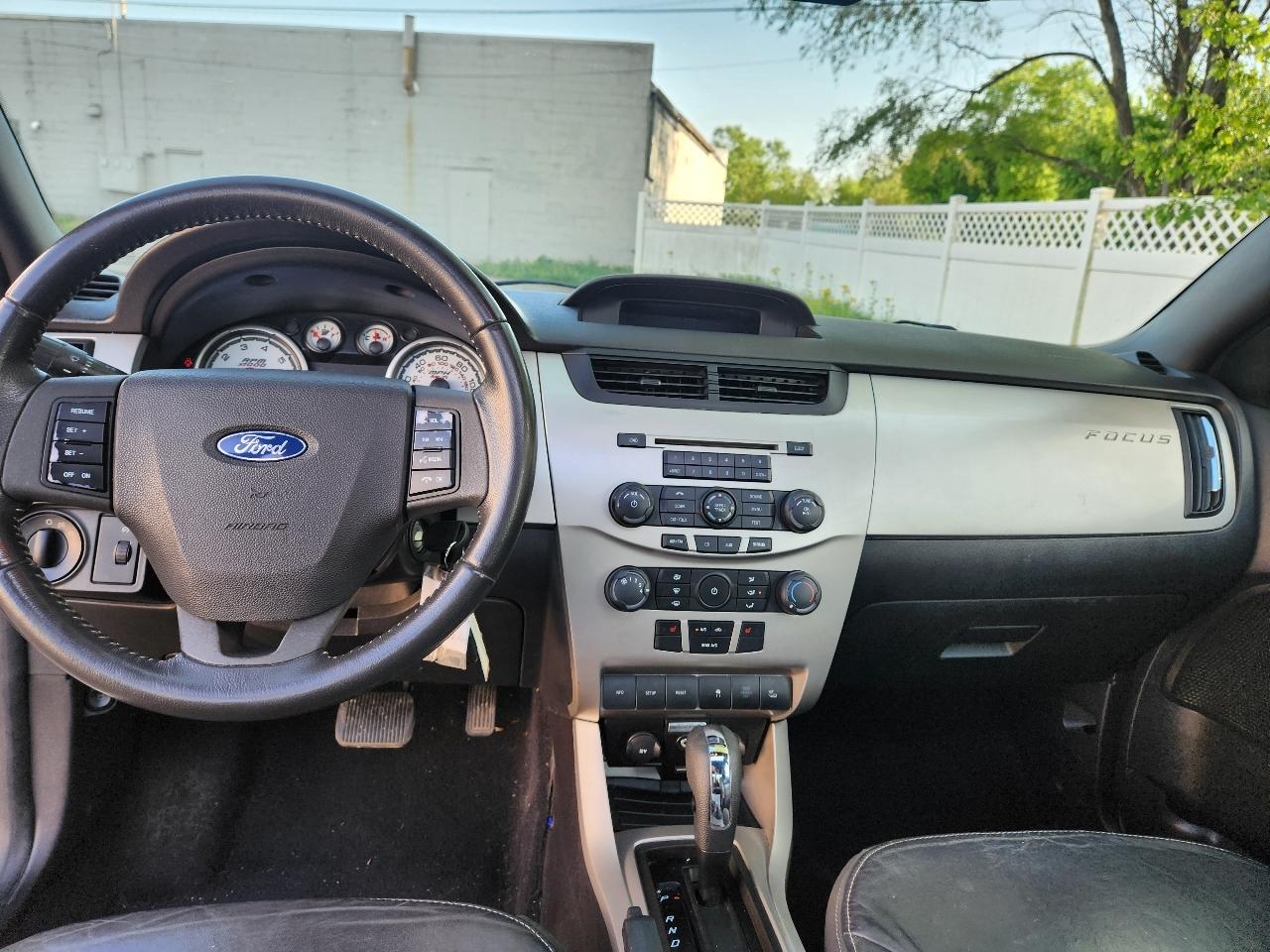 Ford Focus 4dr Sdn SEL 2010