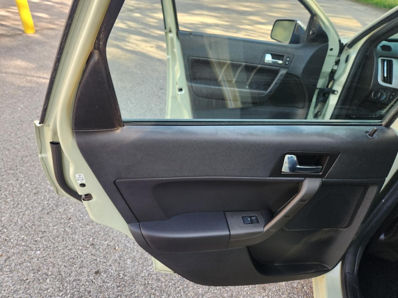 Ford Focus 4dr Sdn SEL 2010