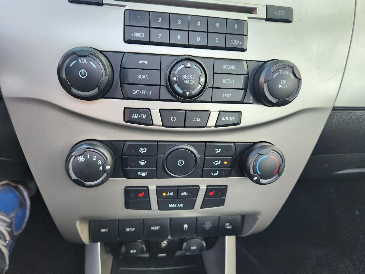 Ford Focus 4dr Sdn SEL 2010