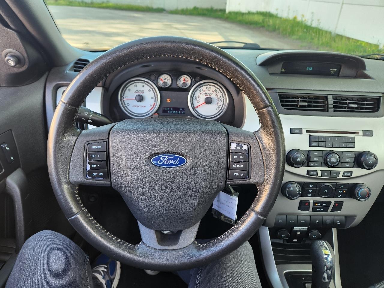 Ford Focus 4dr Sdn SEL 2010