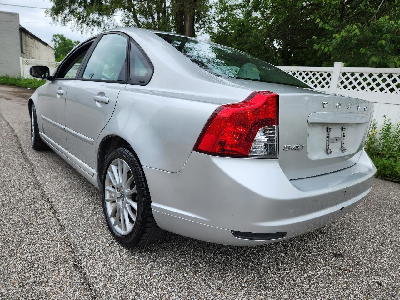 Volvo S40 4dr Sdn 2.4L FWD 2009