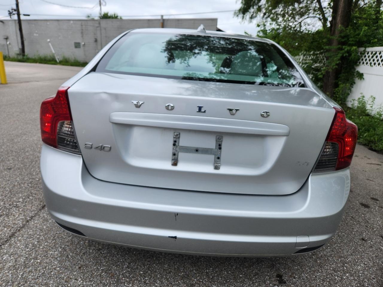 Volvo S40 4dr Sdn 2.4L FWD 2009