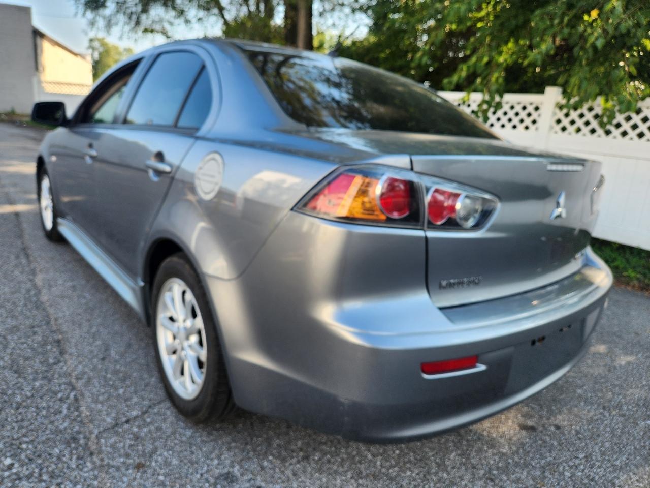 Mitsubishi Lancer ES 2012