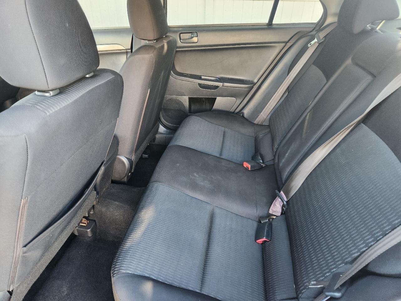 Mitsubishi Lancer ES 2012